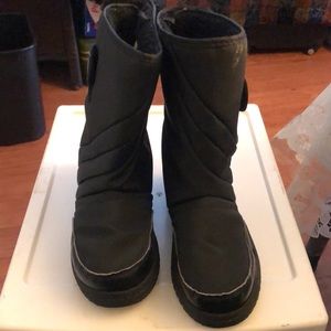 Snow boots.               @Mm’sRoomSmWhtDrwr